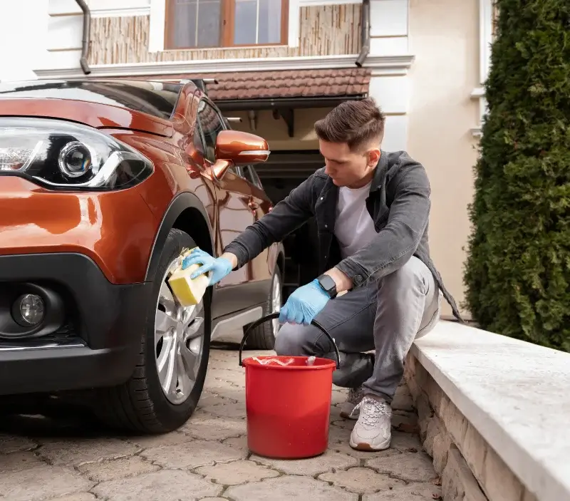 Lavage auto à domicile Saint-Benoît-des-Ondes : professionnel intervenant sur un véhicule